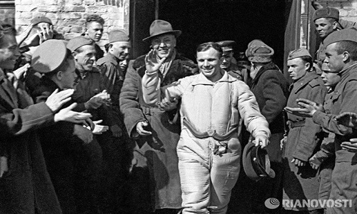 Yuri Gagarin được chào đón khi trở